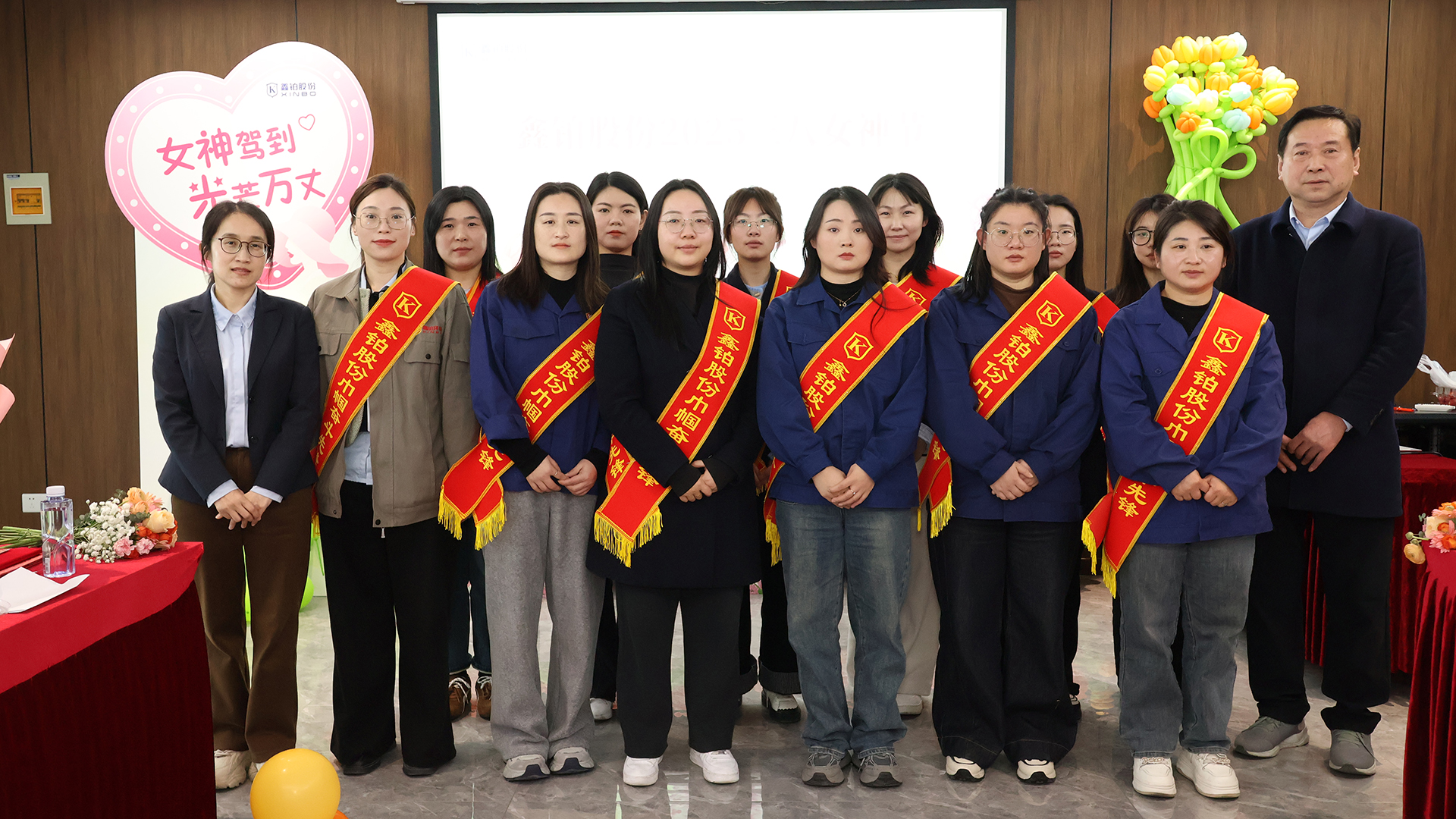 整个获奖合影.JPG